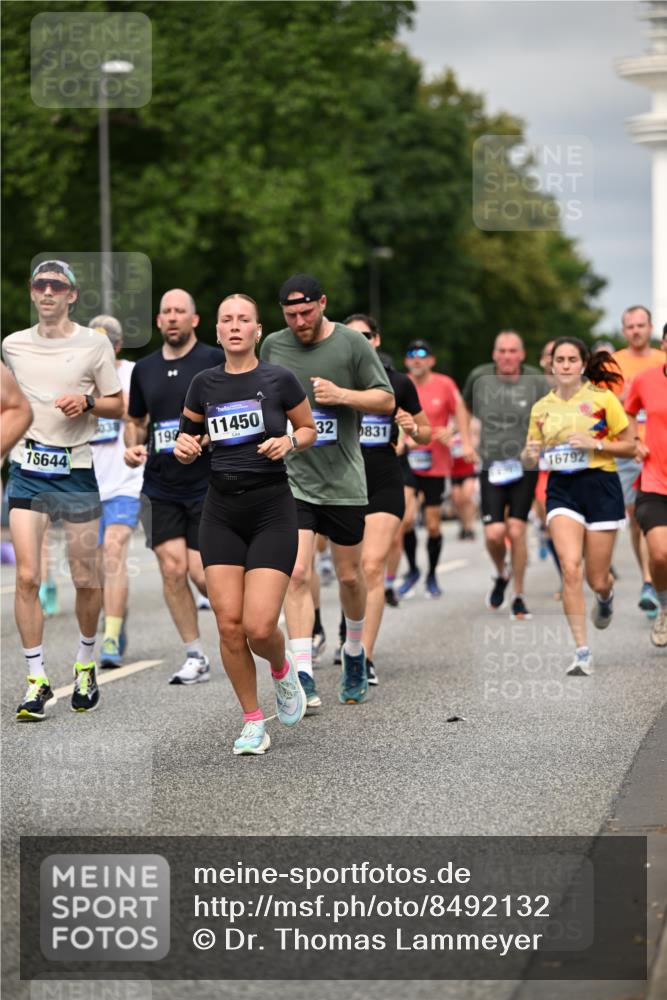 29.06.2025 - hella hamburg halbmarathon Dr. Thomas Lammeyer http://msf.ph/oto/8492132 29.06.2025 10:22:11 Kennedybrücke 1067, 1268, 1298, 1477, 1554, 1641, 1982, 2087, 2094, 2147, 2305, 2548, 2931, 3482, 3977, 4194, 4738, 4804, 5002, 5004, 5023, 5290, 5294, 6332, 7094, 7160, 7641, 7649, 7838, 7882, 7883, 8144, 8248, 9539, 9586, 9717, 9734, 9798, 9834, 9844, 10174, 10332, 10831, 10908, 10946, 11275, 11352 meine-sportfotos.de