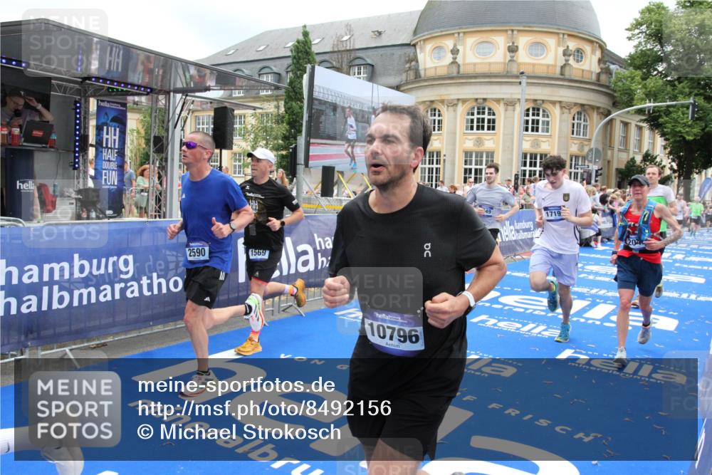 29.06.2025 - hella hamburg halbmarathon Michael Strokosch http://msf.ph/oto/8492156 29.06.2025 10:46:20 Ziel 1569, 1600, 2048, 2590, 3056, 4949, 6388, 6691, 8142, 9497, 10796, 11094, 14200, 14262, 17190, 18118, 18797 meine-sportfotos.de