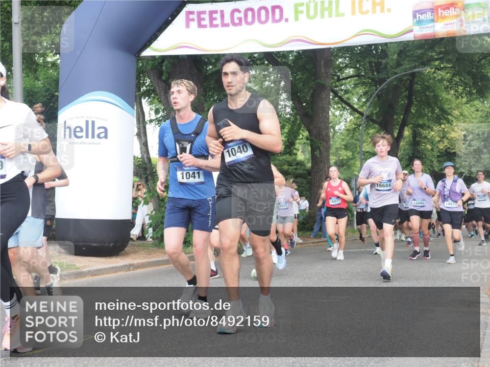 29.06.2025 - hella hamburg halbmarathon KatJ http://msf.ph/oto/8492159 29.06.2025 11:38:27 Zwischen KM18-KM19 4337, 6403, 6404, 6406 meine-sportfotos.de