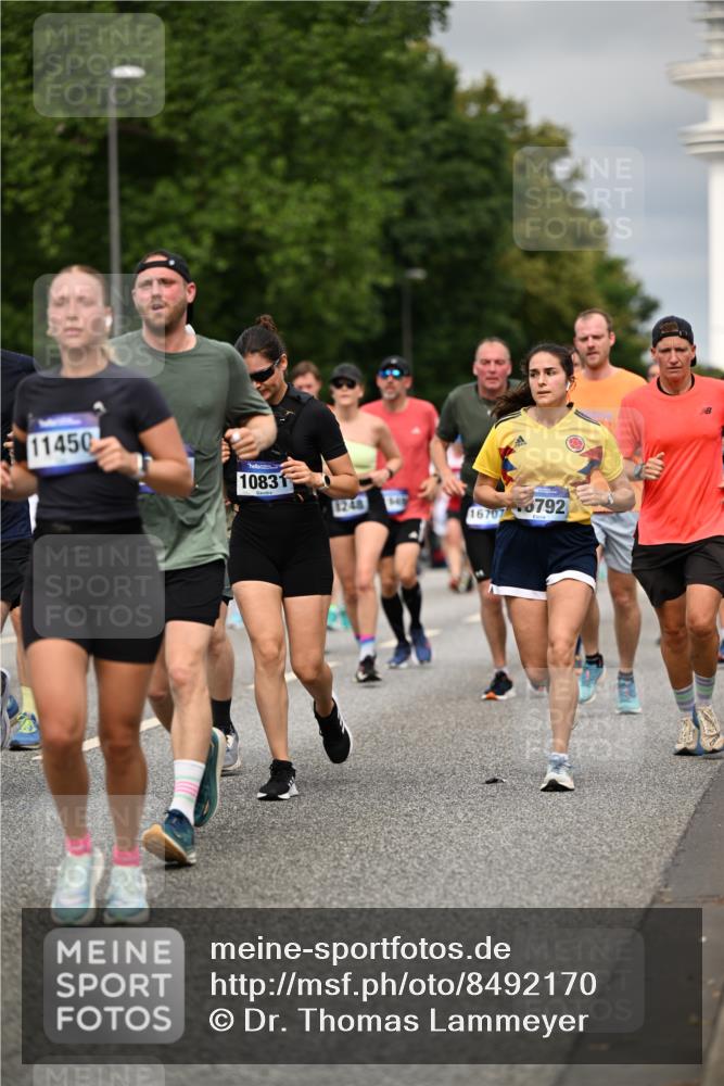 29.06.2025 - hella hamburg halbmarathon Dr. Thomas Lammeyer http://msf.ph/oto/8492170 29.06.2025 10:22:12 Kennedybrücke 1067, 1268, 1298, 1477, 1554, 1641, 1982, 2087, 2094, 2147, 2305, 2548, 2931, 3482, 3977, 4194, 4738, 4804, 5002, 5004, 5023, 5290, 5294, 6332, 7094, 7160, 7641, 7649, 7838, 7882, 7883, 8144, 8248, 9539, 9586, 9717, 9734, 9798, 9834, 9844, 10174, 10332, 10831, 10908, 10946, 11275, 11352 meine-sportfotos.de