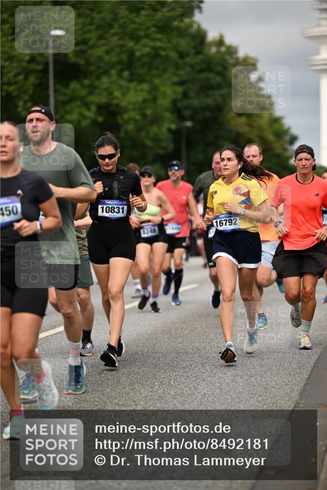29.06.2025 - hella hamburg halbmarathon Dr. Thomas Lammeyer http://msf.ph/oto/8492181 29.06.2025 10:22:12 Kennedybrücke 1067, 1268, 1298, 1477, 1554, 1641, 1982, 2087, 2094, 2147, 2305, 2548, 2931, 3482, 3977, 4194, 4738, 4804, 5002, 5004, 5023, 5290, 5294, 6332, 7094, 7160, 7641, 7649, 7838, 7882, 7883, 8144, 8248, 9539, 9586, 9717, 9734, 9798, 9834, 9844, 10174, 10332, 10831, 10908, 10946, 11275, 11352 meine-sportfotos.de