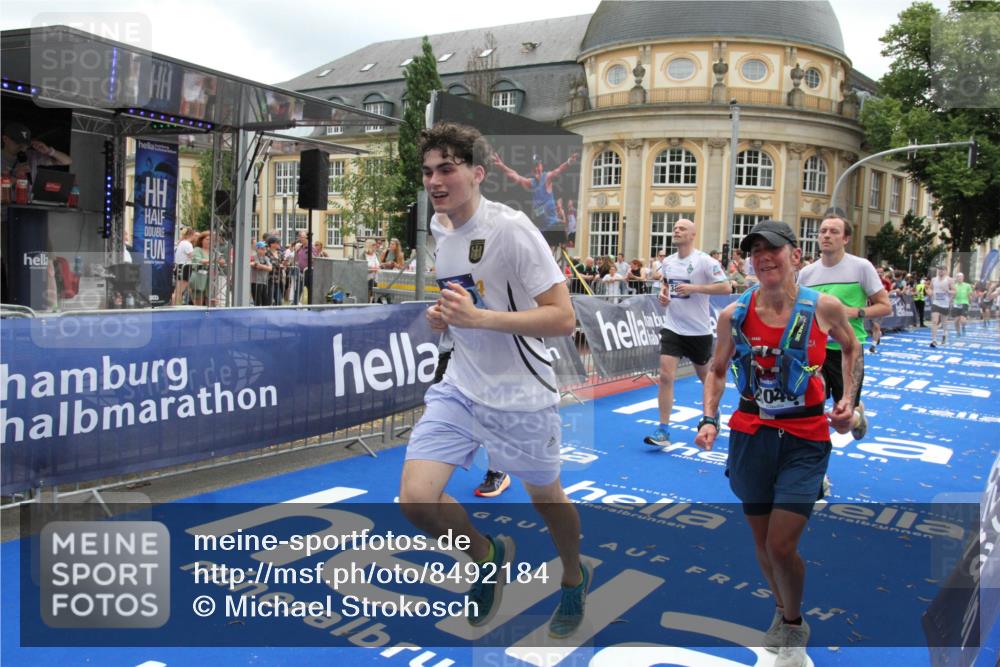 29.06.2025 - hella hamburg halbmarathon Michael Strokosch http://msf.ph/oto/8492184 29.06.2025 10:46:21 Ziel 1569, 1600, 2048, 2590, 3056, 4949, 6388, 6691, 8142, 9497, 10796, 12171, 12651, 13698, 14200, 14262, 17190, 18118, 18211 meine-sportfotos.de
