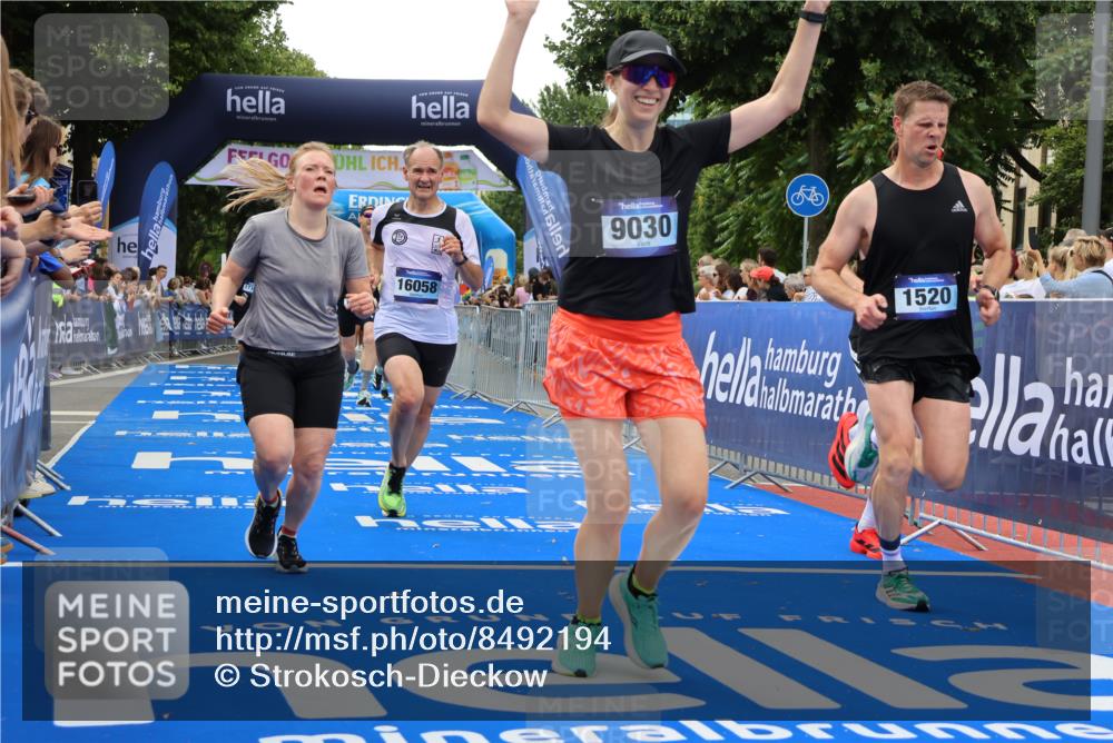 29.06.2025 - hella hamburg halbmarathon Strokosch-Dieckow http://msf.ph/oto/8492194 29.06.2025 10:44:58 Ziel 1171, 1424, 1520, 2098, 2890, 3917, 4425, 4997, 6266, 7709, 7843, 9030, 9710, 9720, 10741, 11688, 12161, 13919, 15334, 15365, 16058, 17381, 17382, 17406, 17544, 18055, 18631 meine-sportfotos.de