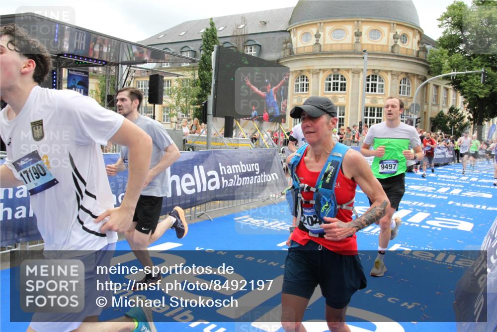 29.06.2025 - hella hamburg halbmarathon Michael Strokosch http://msf.ph/oto/8492197 29.06.2025 10:46:21 Ziel 1569, 1600, 2048, 2590, 3056, 4949, 6388, 6691, 8142, 9497, 10796, 12171, 12651, 13698, 14200, 14262, 17190, 18118, 18211 meine-sportfotos.de