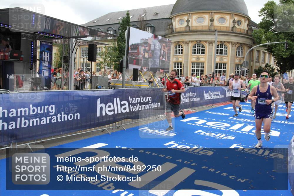 29.06.2025 - hella hamburg halbmarathon Michael Strokosch http://msf.ph/oto/8492250 29.06.2025 10:46:24 Ziel 1600, 2222, 2842, 3056, 6421, 6691, 7335, 8142, 9497, 11185, 11773, 12171, 12651, 13698, 14045, 14200, 14262, 16127, 18118, 18211, 18637 meine-sportfotos.de
