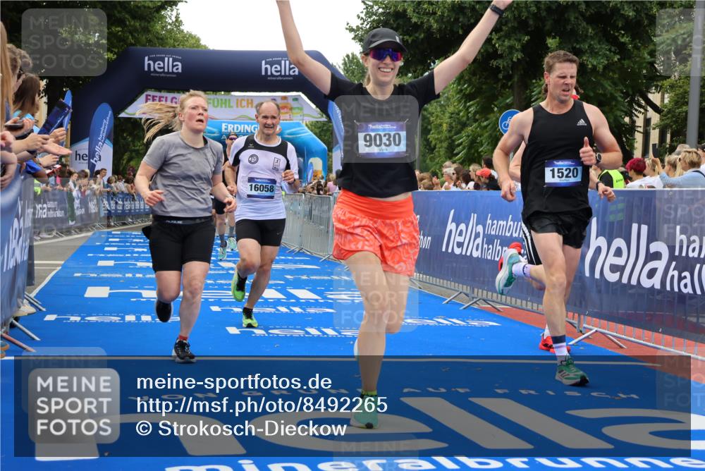 29.06.2025 - hella hamburg halbmarathon Strokosch-Dieckow http://msf.ph/oto/8492265 29.06.2025 10:44:58 Ziel 1171, 1424, 1520, 2098, 2890, 3917, 4425, 4997, 6266, 7709, 7843, 9030, 9710, 9720, 10741, 11688, 12161, 13919, 15334, 15365, 16058, 17381, 17382, 17406, 17544, 18055, 18631 meine-sportfotos.de