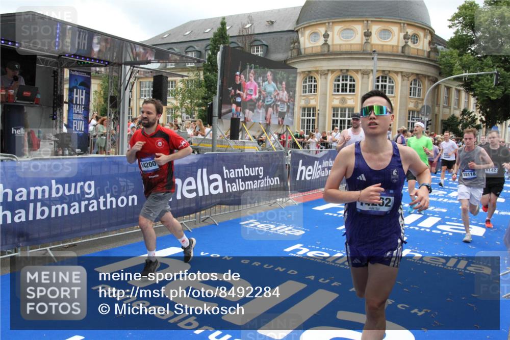 29.06.2025 - hella hamburg halbmarathon Michael Strokosch http://msf.ph/oto/8492284 29.06.2025 10:46:25 Ziel 1600, 2222, 2842, 6421, 6691, 7335, 8142, 11185, 11773, 12171, 12651, 13698, 14045, 14200, 14228, 14262, 14482, 15157, 16127, 18118, 18211, 18637, 19209 meine-sportfotos.de