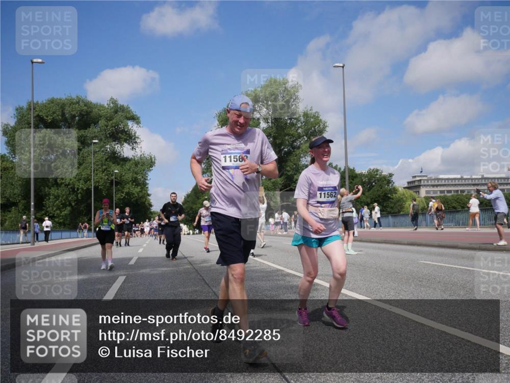 29.06.2025 - hella hamburg halbmarathon Luisa Fischer http://msf.ph/oto/8492285 29.06.2025 11:31:02 Kennedybrücke 1398, 1598, 11563, 11562, 1384, 1398, 2102, 7294, 8101 meine-sportfotos.de