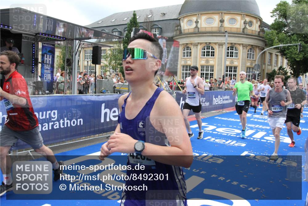 29.06.2025 - hella hamburg halbmarathon Michael Strokosch http://msf.ph/oto/8492301 29.06.2025 10:46:25 Ziel 1600, 2222, 2842, 6421, 6691, 7335, 8142, 11185, 11773, 12171, 12651, 13698, 14045, 14200, 14228, 14262, 14482, 15157, 16127, 18118, 18211, 18637, 19209 meine-sportfotos.de