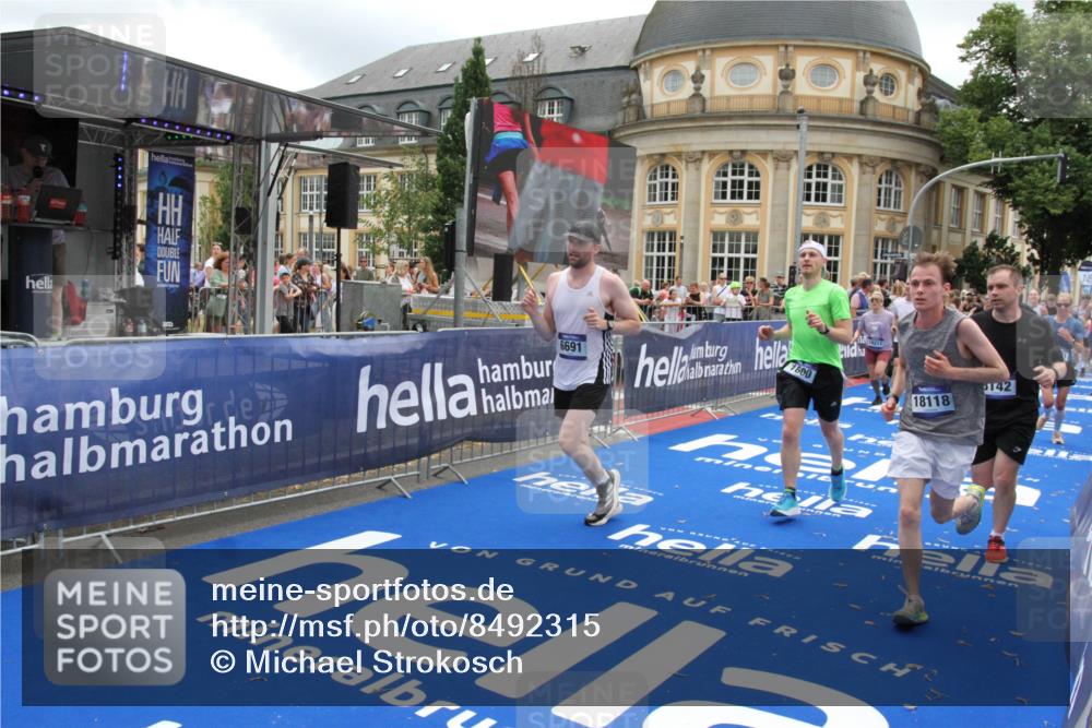 29.06.2025 - hella hamburg halbmarathon Michael Strokosch http://msf.ph/oto/8492315 29.06.2025 10:46:26 Ziel 1600, 2222, 2842, 4237, 6421, 6691, 6978, 7335, 8142, 8981, 11185, 11773, 12171, 12651, 12891, 13698, 14045, 14200, 14228, 14262, 14482, 15157, 16127, 18118, 18211, 18637, 19209 meine-sportfotos.de