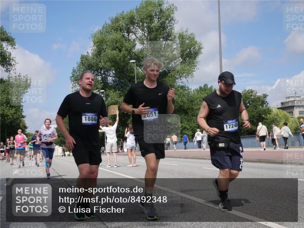 29.06.2025 - hella hamburg halbmarathon Luisa Fischer http://msf.ph/oto/8492348 29.06.2025 11:31:12 Kennedybrücke 9486, 1886, 2651, 17248, 1398, 1886, 2651, 7959, 8101, 8343, 9486 meine-sportfotos.de