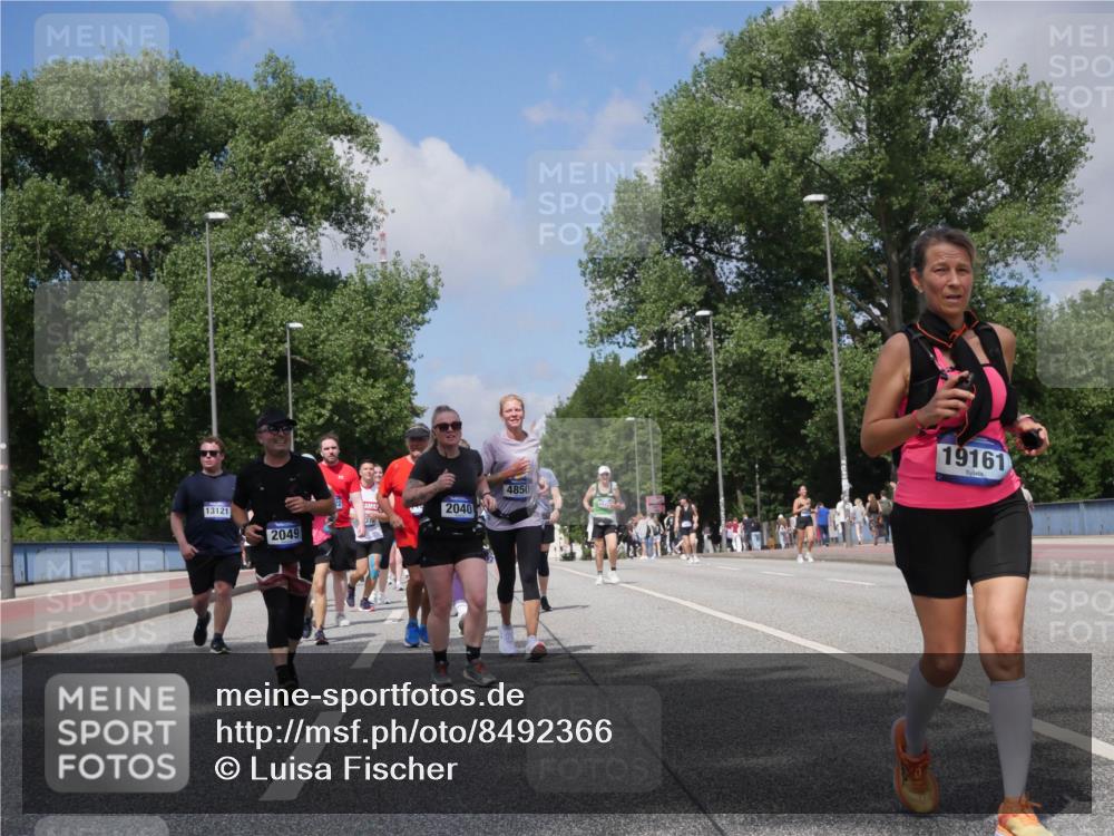 29.06.2025 - hella hamburg halbmarathon Luisa Fischer http://msf.ph/oto/8492366 29.06.2025 11:31:31 Kennedybrücke 13121, 2049, 14, 2040, 4850, 19161, 1368, 1370, 1796, 2040, 2049, 4432, 4498, 4850, 6326, 10418, 10420 meine-sportfotos.de