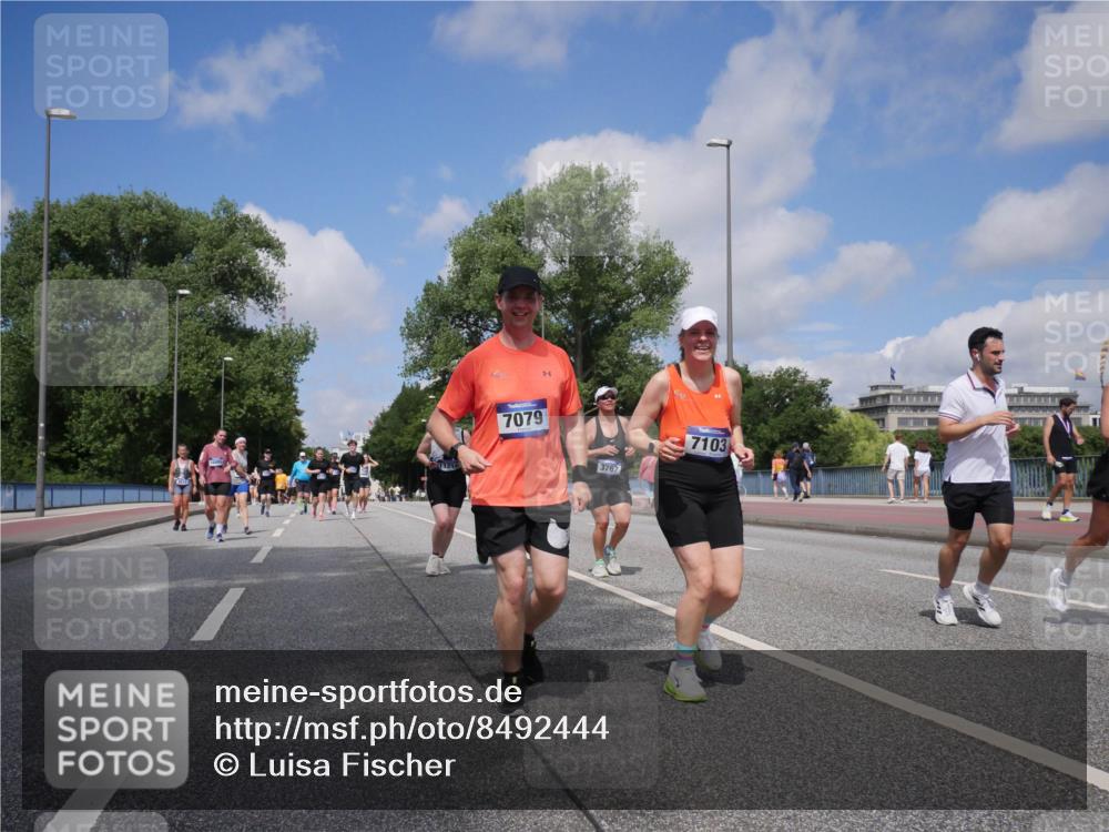 29.06.2025 - hella hamburg halbmarathon Luisa Fischer http://msf.ph/oto/8492444 29.06.2025 11:31:59 Kennedybrücke 7079, 3767, 7103, 3767, 7079, 7103, 7606, 9660 meine-sportfotos.de
