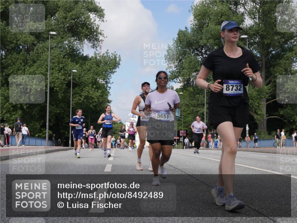 29.06.2025 - hella hamburg halbmarathon Luisa Fischer http://msf.ph/oto/8492489 29.06.2025 11:32:26 Kennedybrücke 14087, 0086, 5651, 4796, 1960, 8732, 1960, 3931, 5651, 6043, 6045, 8686, 8732, 9140 meine-sportfotos.de