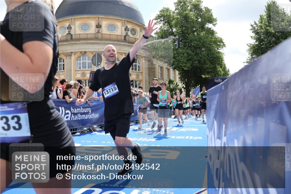 29.06.2025 - hella hamburg halbmarathon Strokosch-Dieckow http://msf.ph/oto/8492542 29.06.2025 11:44:11 Ziel 1192, 1465, 1869, 3882, 3883, 4271, 4618, 6137, 6876, 7244, 7733, 8745, 8967, 9455, 11479, 11513, 11514, 11550, 13030, 13715, 13848, 13861, 14406, 14915, 14937, 15030, 15452, 15453, 15617, 15618, 16260, 16559, 16582, 16706, 17041, 17791 meine-sportfotos.de