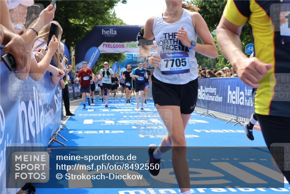 29.06.2025 - hella hamburg halbmarathon Strokosch-Dieckow http://msf.ph/oto/8492550 29.06.2025 11:31:06 Ziel 1534, 2744, 3391, 4008, 4010, 4096, 4162, 4605, 5343, 5546, 5581, 6573, 7535, 7705, 7816, 8388, 8625, 9010, 9448, 10393, 11225, 11362, 11462, 11783, 12936, 14013, 14191, 15739, 15789, 15853, 17073, 17118, 17591, 17889 meine-sportfotos.de