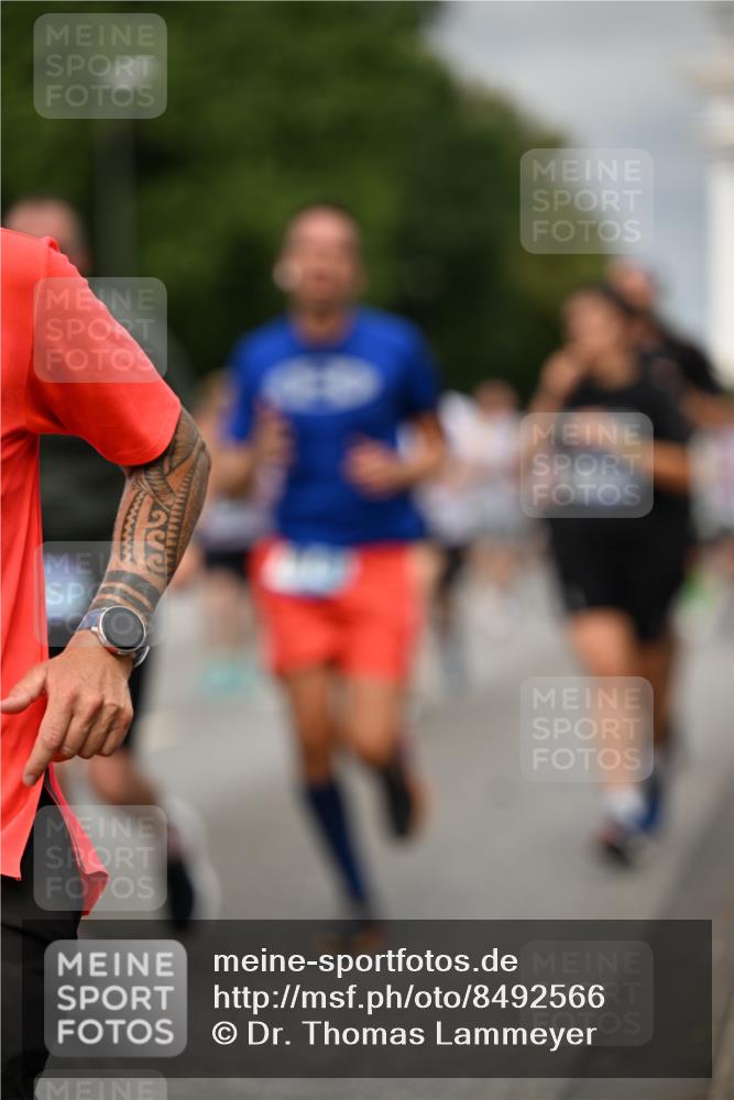 29.06.2025 - hella hamburg halbmarathon Dr. Thomas Lammeyer http://msf.ph/oto/8492566 29.06.2025 10:22:16 Kennedybrücke 1067, 1268, 1298, 1477, 1554, 1641, 1820, 1982, 2087, 2147, 2305, 2548, 2634, 3125, 3482, 3977, 4194, 4738, 4804, 5002, 5023, 5290, 5294, 5909, 6332, 7094, 7160, 7413, 7641, 7649, 7838, 7882, 7883, 8144, 8248, 9539, 9586, 9717, 9734, 9798, 9834, 9844, 10174, 10332, 10659, 10831, 10908, 10946, 11352 meine-sportfotos.de