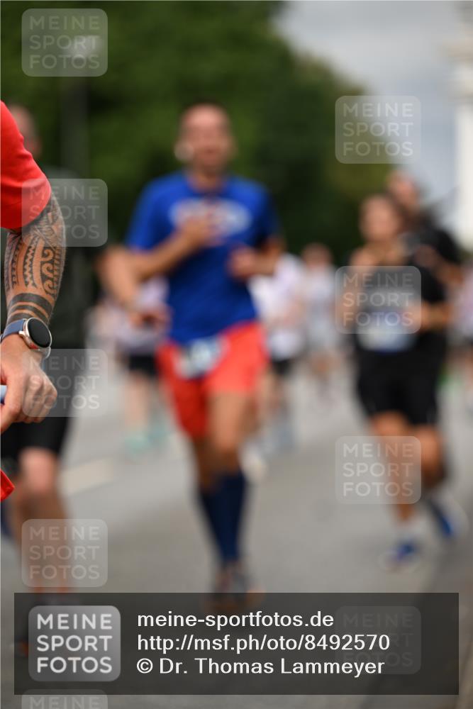 29.06.2025 - hella hamburg halbmarathon Dr. Thomas Lammeyer http://msf.ph/oto/8492570 29.06.2025 10:22:17 Kennedybrücke 1067, 1268, 1298, 1477, 1554, 1641, 1820, 1982, 2087, 2147, 2305, 2548, 2634, 3125, 3482, 3977, 4194, 4738, 4804, 5023, 5290, 5294, 5909, 6332, 7094, 7160, 7413, 7641, 7649, 7838, 7882, 7883, 8248, 9539, 9586, 9717, 9734, 9798, 9834, 9844, 10174, 10332, 10659, 10831, 10908, 10946, 11352 meine-sportfotos.de