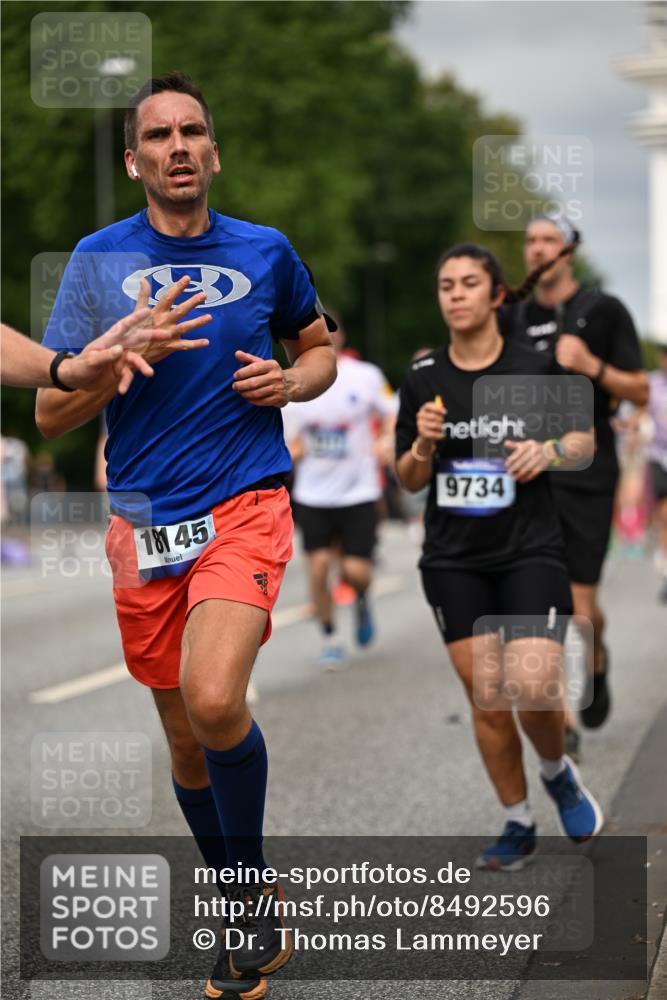 29.06.2025 - hella hamburg halbmarathon Dr. Thomas Lammeyer http://msf.ph/oto/8492596 29.06.2025 10:22:17 Kennedybrücke 1067, 1268, 1298, 1477, 1554, 1641, 1820, 1982, 2087, 2147, 2305, 2548, 2634, 3125, 3482, 3977, 4194, 4738, 4804, 5023, 5290, 5294, 5909, 6332, 7094, 7160, 7413, 7641, 7649, 7838, 7882, 7883, 8248, 9539, 9586, 9717, 9734, 9798, 9834, 9844, 10174, 10332, 10659, 10831, 10908, 10946, 11352 meine-sportfotos.de