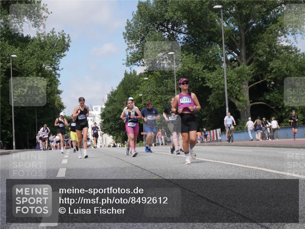 29.06.2025 - hella hamburg halbmarathon Luisa Fischer http://msf.ph/oto/8492612 29.06.2025 11:32:35 Kennedybrücke 12197, 14438, 5681, 10397, 9440, 15317, 1960, 5681, 9440, 10397, 10398, 10643 meine-sportfotos.de