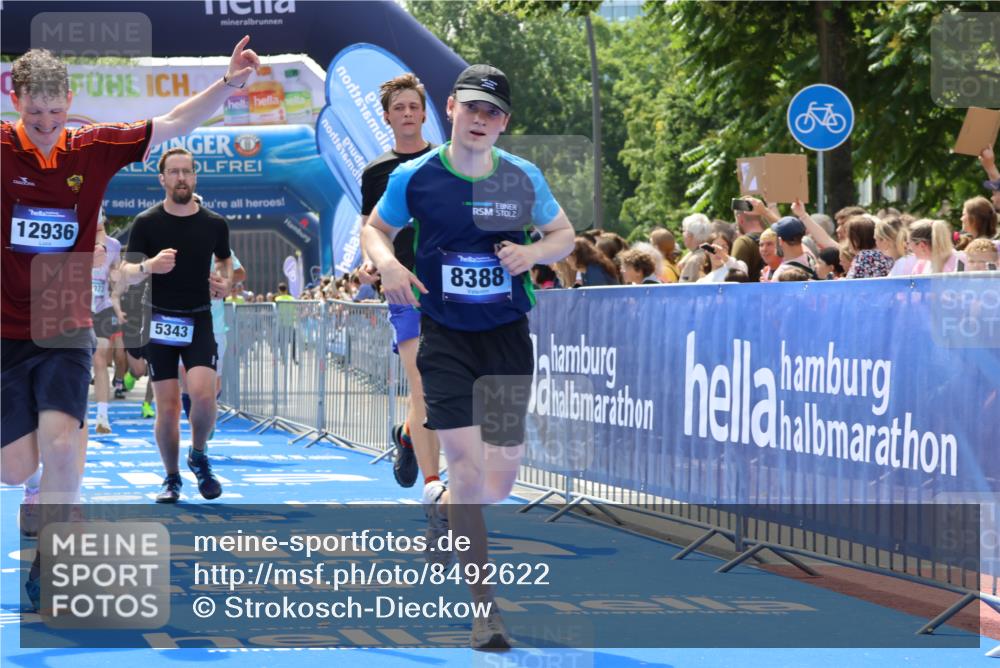 29.06.2025 - hella hamburg halbmarathon Strokosch-Dieckow http://msf.ph/oto/8492622 29.06.2025 11:31:09 Ziel 1534, 2072, 2357, 2744, 3391, 4030, 4096, 4162, 4605, 5343, 6573, 7535, 7705, 7816, 8388, 8625, 9010, 9295, 9448, 10393, 11225, 11362, 12936, 13416, 14013, 14191, 15739, 15789, 15853, 17073, 17118, 17591, 17889 meine-sportfotos.de