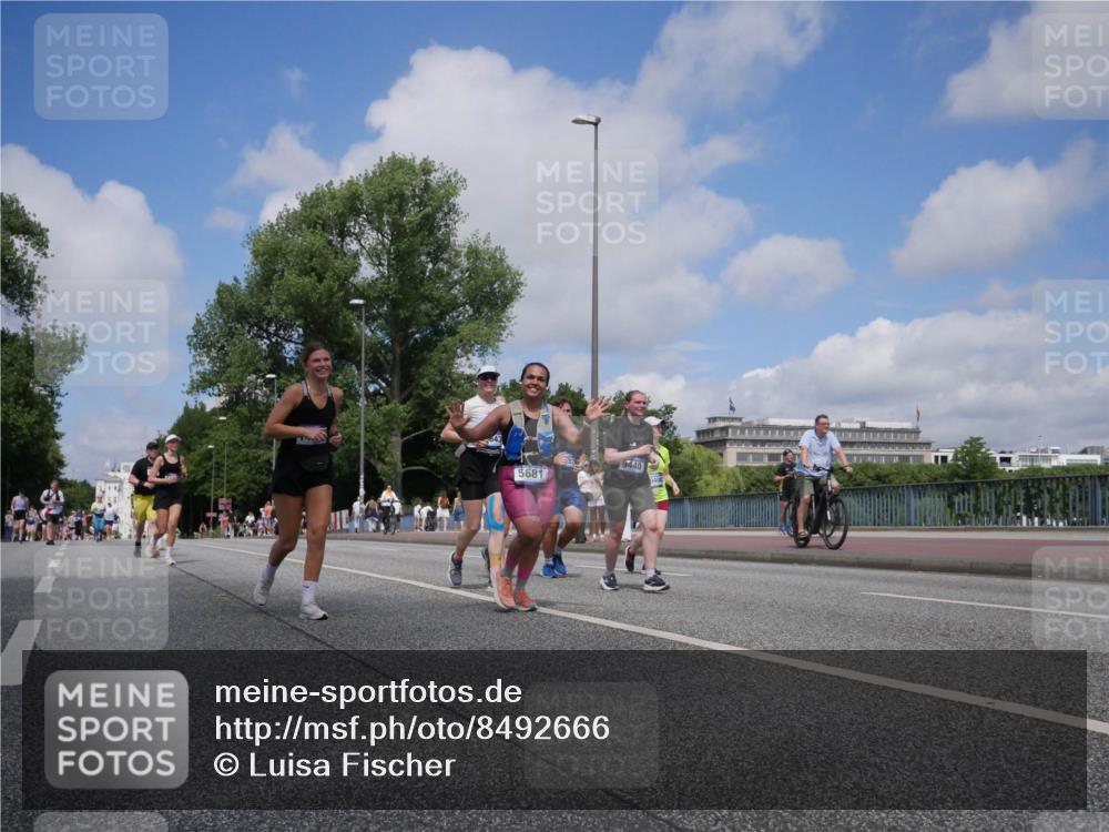 29.06.2025 - hella hamburg halbmarathon Luisa Fischer http://msf.ph/oto/8492666 29.06.2025 11:32:41 Kennedybrücke 975, 9440, 5681, 0400, 5681, 9440, 10397, 10398, 10643 meine-sportfotos.de