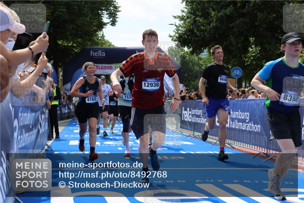 29.06.2025 - hella hamburg halbmarathon Strokosch-Dieckow http://msf.ph/oto/8492768 29.06.2025 11:31:10 Ziel 1534, 2072, 2357, 2744, 3391, 4030, 4096, 4162, 4605, 5343, 6573, 7535, 7705, 8388, 8625, 9010, 9295, 9448, 12936, 13416, 14013, 14191, 15739, 15853, 17073, 17591, 17889 meine-sportfotos.de