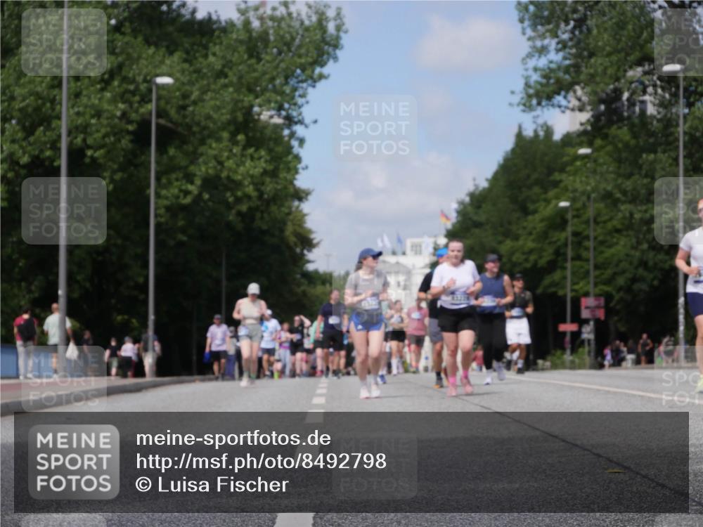 29.06.2025 - hella hamburg halbmarathon Luisa Fischer http://msf.ph/oto/8492798 29.06.2025 11:32:59 Kennedybrücke 2642, 5393, 5491, 9991 meine-sportfotos.de