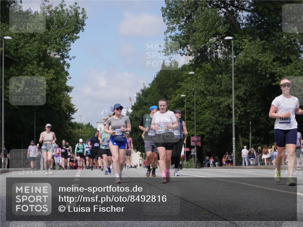 29.06.2025 - hella hamburg halbmarathon Luisa Fischer http://msf.ph/oto/8492816 29.06.2025 11:33:01 Kennedybrücke 813, 9942, 8470, 1322, 3229, 10975, 1239, 18880, 2642, 5393, 5491, 9991 meine-sportfotos.de