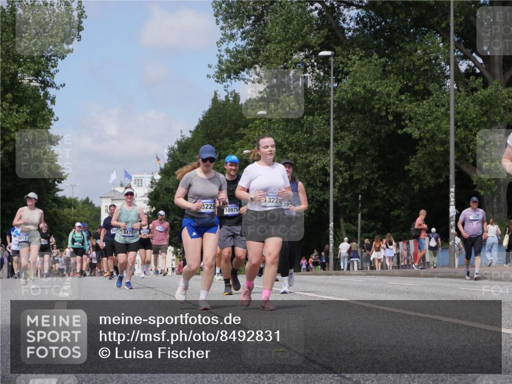 29.06.2025 - hella hamburg halbmarathon Luisa Fischer http://msf.ph/oto/8492831 29.06.2025 11:33:03 Kennedybrücke 8470, 6813, 24, 3229, 10975, 13228, 39, 16407, 5393, 5491, 9991 meine-sportfotos.de