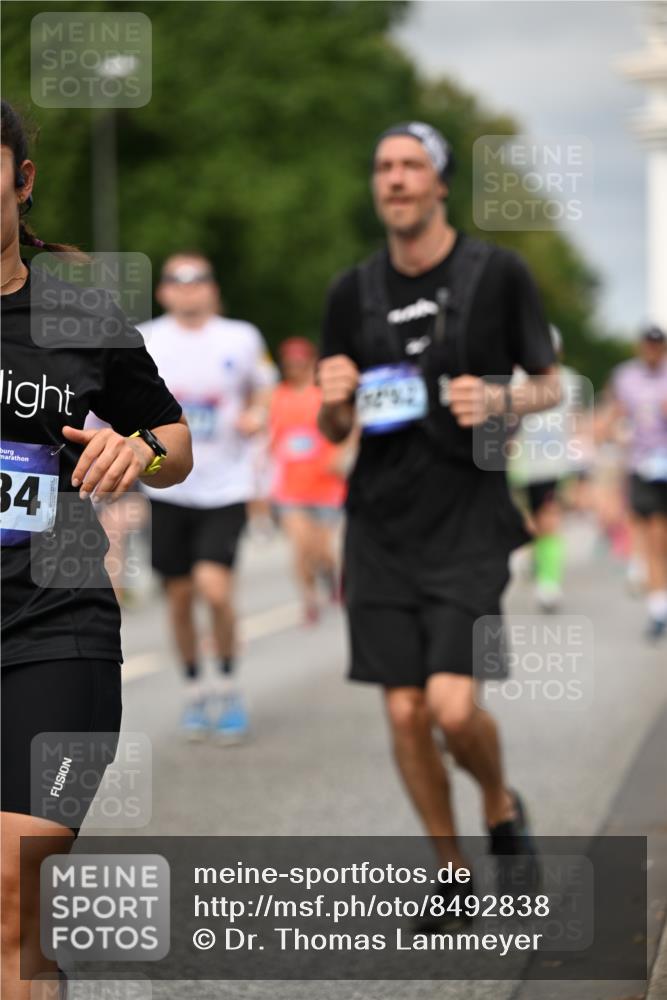 29.06.2025 - hella hamburg halbmarathon Dr. Thomas Lammeyer http://msf.ph/oto/8492838 29.06.2025 10:22:19 Kennedybrücke 1067, 1268, 1298, 1477, 1641, 1820, 1982, 2087, 2147, 2305, 2548, 2634, 3125, 3482, 3977, 4194, 4738, 4804, 5023, 5290, 5294, 5909, 6332, 7094, 7160, 7413, 7641, 7649, 7838, 7882, 7883, 8248, 9539, 9586, 9717, 9734, 9834, 9844, 10174, 10332, 10659, 10831, 10908, 10946, 11352 meine-sportfotos.de
