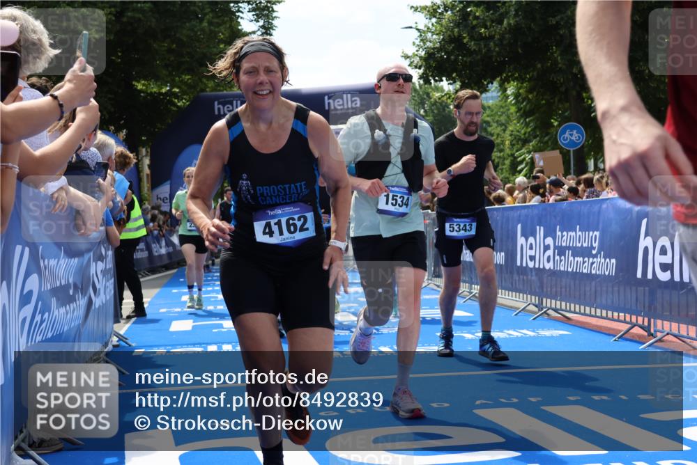 29.06.2025 - hella hamburg halbmarathon Strokosch-Dieckow http://msf.ph/oto/8492839 29.06.2025 11:31:11 Ziel 1534, 2072, 2357, 2744, 2945, 3391, 4030, 4096, 4162, 4605, 5343, 7535, 7705, 8388, 8625, 9010, 9295, 9448, 12936, 13416, 14191, 15739, 15853, 17072, 17073, 17591, 17635, 17889 meine-sportfotos.de