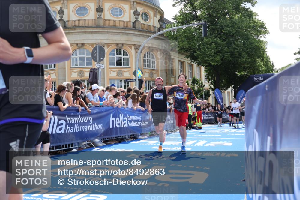 29.06.2025 - hella hamburg halbmarathon Strokosch-Dieckow http://msf.ph/oto/8492863 29.06.2025 11:44:37 Ziel 5229, 5370, 5564, 5876, 6250, 7350, 9946, 11087, 13060, 13495, 13577, 13600, 13602, 15669 meine-sportfotos.de