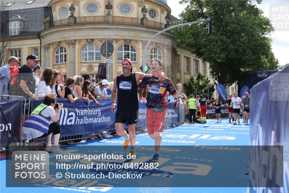 29.06.2025 - hella hamburg halbmarathon Strokosch-Dieckow http://msf.ph/oto/8492882 29.06.2025 11:44:38 Ziel 4752, 4756, 5229, 5370, 5564, 5876, 6250, 7350, 9946, 11087, 11664, 13060, 13495, 13600, 13602, 15669, 18950 meine-sportfotos.de