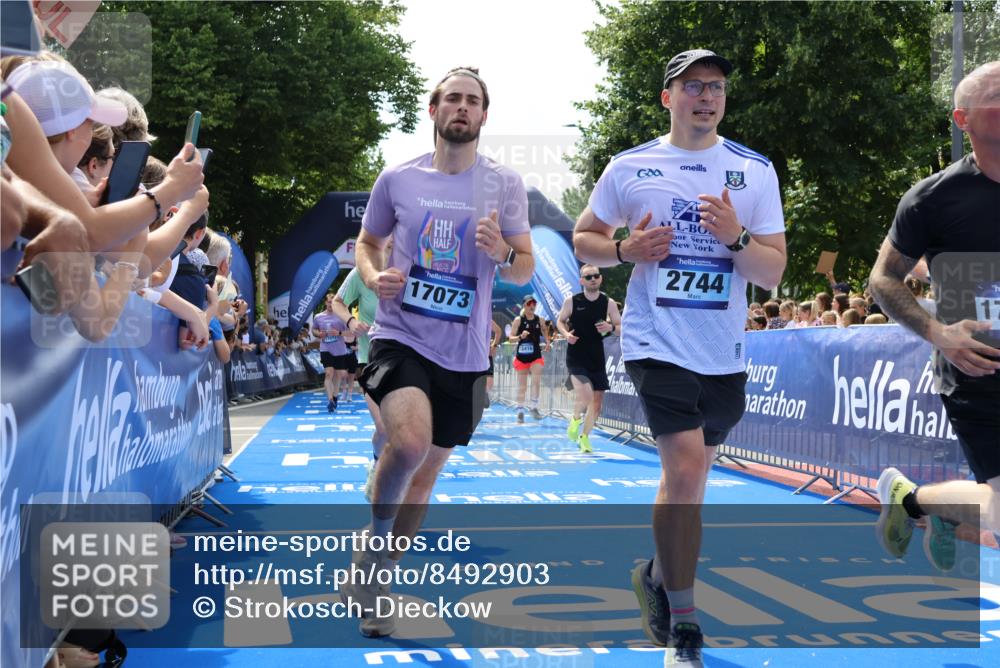 29.06.2025 - hella hamburg halbmarathon Strokosch-Dieckow http://msf.ph/oto/8492903 29.06.2025 11:31:13 Ziel 1534, 2072, 2357, 2744, 2945, 3391, 4030, 4096, 4162, 5343, 7535, 8388, 9010, 9295, 9448, 9542, 10248, 12936, 13416, 15739, 15853, 17072, 17073, 17591, 17635 meine-sportfotos.de