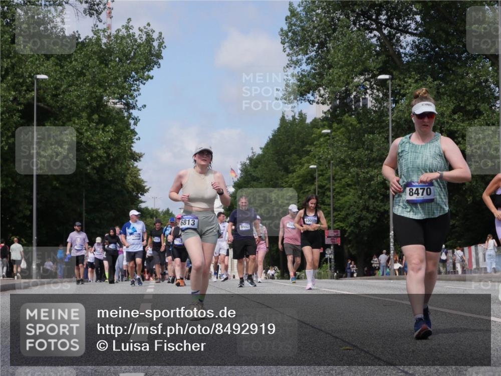 29.06.2025 - hella hamburg halbmarathon Luisa Fischer http://msf.ph/oto/8492919 29.06.2025 11:33:11 Kennedybrücke 6813, 490, 9942, 10005, 8470, 6813, 8470 meine-sportfotos.de