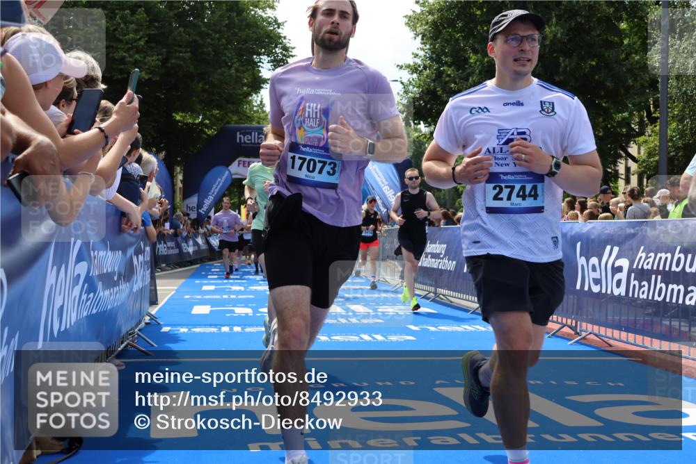 29.06.2025 - hella hamburg halbmarathon Strokosch-Dieckow http://msf.ph/oto/8492933 29.06.2025 11:31:14 Ziel 1534, 2072, 2357, 2672, 2744, 2945, 3391, 4030, 4096, 4162, 5343, 8388, 9010, 9295, 9448, 9542, 10248, 12936, 13416, 17072, 17073, 17591, 17635, 18941 meine-sportfotos.de