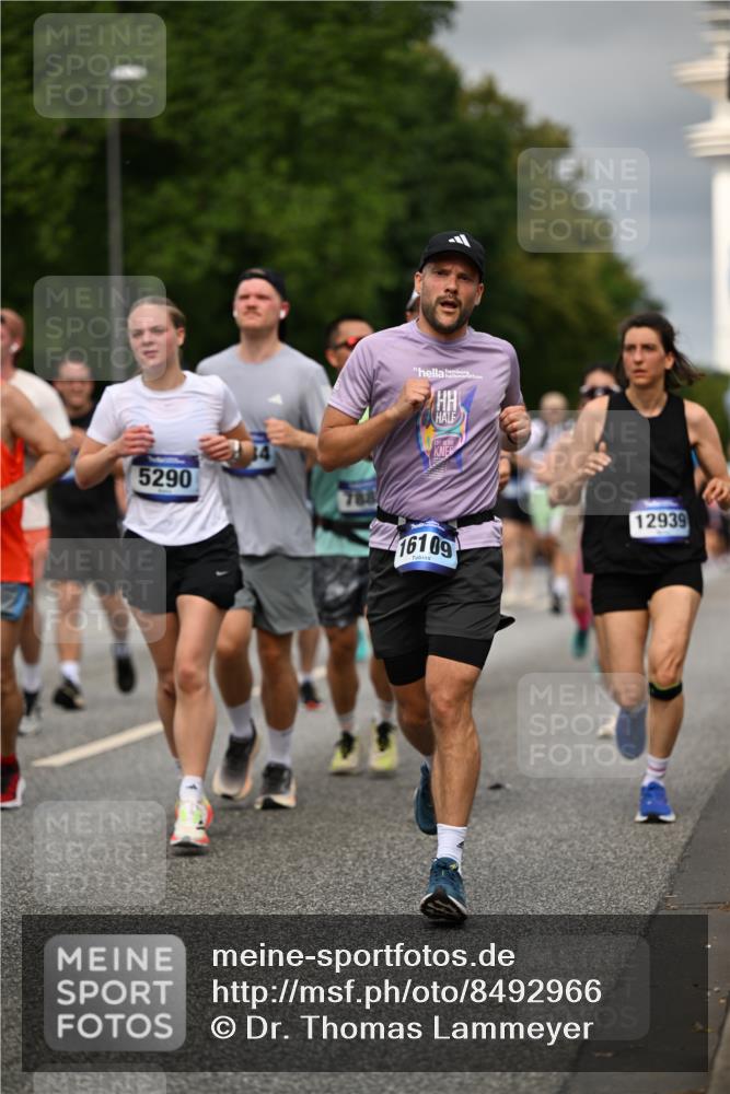 29.06.2025 - hella hamburg halbmarathon Dr. Thomas Lammeyer http://msf.ph/oto/8492966 29.06.2025 10:22:22 Kennedybrücke 1067, 1268, 1298, 1477, 1641, 1820, 1982, 2087, 2305, 2634, 3125, 3482, 3977, 4194, 4738, 4804, 5023, 5290, 5909, 6332, 7160, 7413, 7649, 7838, 7882, 7883, 8248, 8341, 9539, 9586, 9717, 9734, 9834, 9844, 10174, 10332, 10659, 10831, 10908, 10946, 11352 meine-sportfotos.de