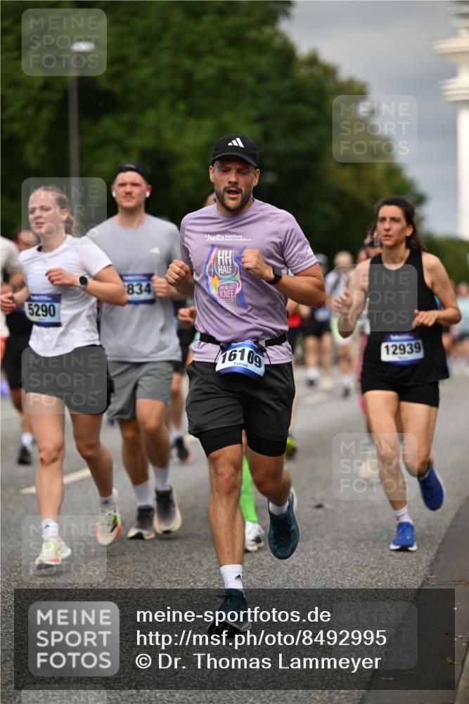 29.06.2025 - hella hamburg halbmarathon Dr. Thomas Lammeyer http://msf.ph/oto/8492995 29.06.2025 10:22:23 Kennedybrücke 1067, 1268, 1298, 1477, 1641, 1820, 1982, 2087, 2305, 2634, 3125, 3482, 3977, 4194, 4738, 4804, 5023, 5290, 5909, 6332, 7160, 7413, 7649, 7838, 7882, 7883, 8248, 8341, 9222, 9539, 9586, 9717, 9734, 9834, 9844, 10174, 10332, 10659, 10831, 10908, 10946, 11352 meine-sportfotos.de