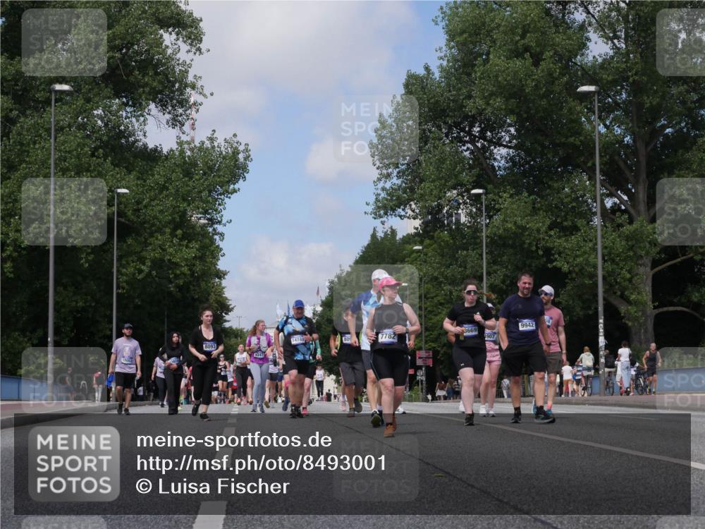 29.06.2025 - hella hamburg halbmarathon Luisa Fischer http://msf.ph/oto/8493001 29.06.2025 11:33:20 Kennedybrücke 15053, 9942, 3669, 14740, 800, 7782, 1907, 8093, 9347, 6813, 7782, 8093, 8094, 10005 meine-sportfotos.de