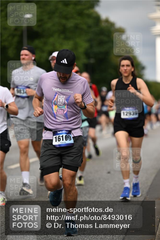 29.06.2025 - hella hamburg halbmarathon Dr. Thomas Lammeyer http://msf.ph/oto/8493016 29.06.2025 10:22:23 Kennedybrücke 1067, 1268, 1298, 1477, 1641, 1820, 1982, 2087, 2305, 2634, 3125, 3482, 3977, 4194, 4738, 4804, 5023, 5290, 5909, 6332, 7160, 7413, 7649, 7838, 7882, 7883, 8248, 8341, 9222, 9539, 9586, 9717, 9734, 9834, 9844, 10174, 10332, 10659, 10831, 10908, 10946, 11352 meine-sportfotos.de