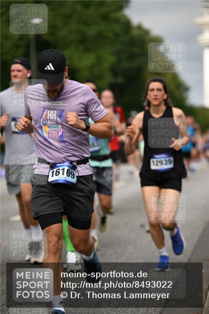 29.06.2025 - hella hamburg halbmarathon Dr. Thomas Lammeyer http://msf.ph/oto/8493022 29.06.2025 10:22:23 Kennedybrücke 1067, 1268, 1298, 1477, 1641, 1820, 1982, 2087, 2305, 2634, 3125, 3482, 3977, 4194, 4738, 4804, 5023, 5290, 5909, 6332, 7160, 7413, 7649, 7838, 7882, 7883, 8248, 8341, 9222, 9539, 9586, 9717, 9734, 9834, 9844, 10174, 10332, 10659, 10831, 10908, 10946, 11352 meine-sportfotos.de