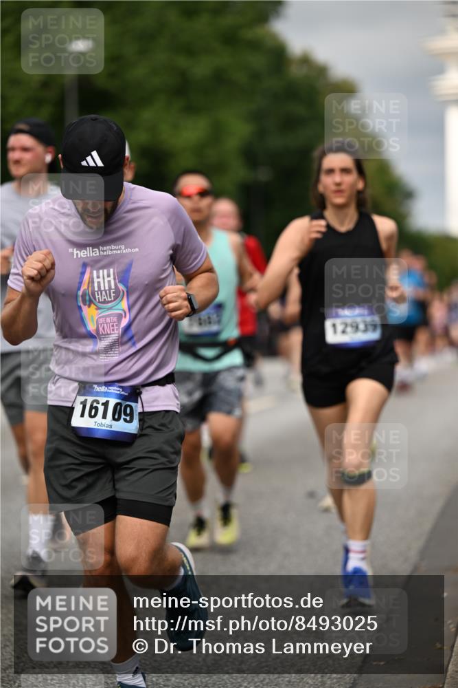 29.06.2025 - hella hamburg halbmarathon Dr. Thomas Lammeyer http://msf.ph/oto/8493025 29.06.2025 10:22:24 Kennedybrücke 1067, 1268, 1298, 1477, 1820, 1982, 2087, 2305, 2634, 2821, 3125, 3482, 3977, 4194, 4738, 5023, 5290, 5909, 6332, 7160, 7413, 7649, 7838, 7882, 7883, 8248, 8341, 9222, 9539, 9586, 9717, 9734, 9834, 9844, 10174, 10332, 10659, 10831, 10908, 10946, 11352 meine-sportfotos.de