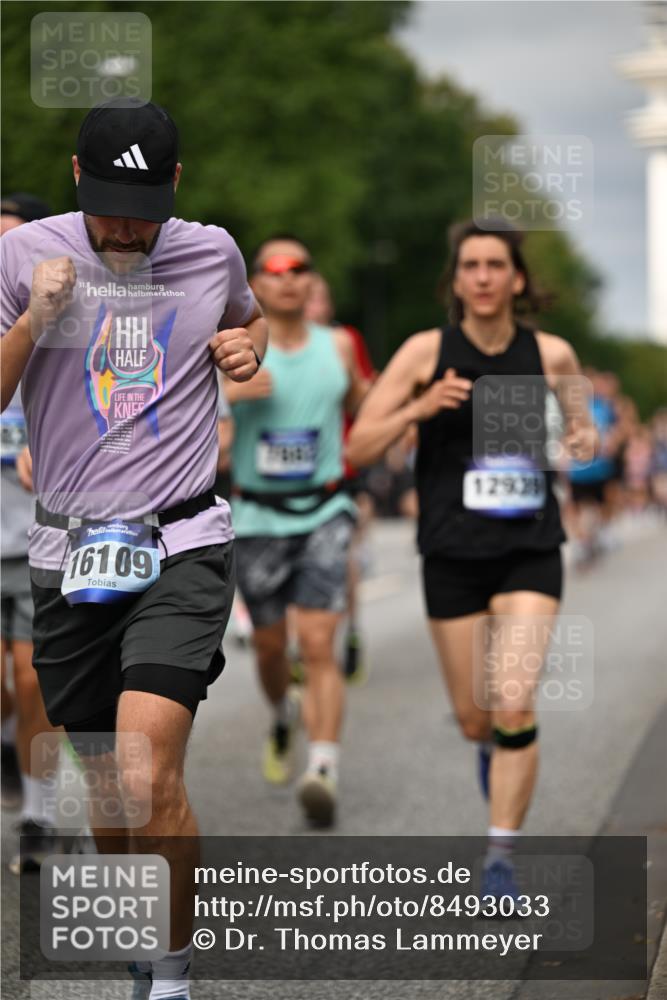 29.06.2025 - hella hamburg halbmarathon Dr. Thomas Lammeyer http://msf.ph/oto/8493033 29.06.2025 10:22:24 Kennedybrücke 1067, 1268, 1298, 1477, 1820, 1982, 2087, 2305, 2634, 2821, 3125, 3482, 3977, 4194, 4738, 5023, 5290, 5909, 6332, 7160, 7413, 7649, 7838, 7882, 7883, 8248, 8341, 9222, 9539, 9586, 9717, 9734, 9834, 9844, 10174, 10332, 10659, 10831, 10908, 10946, 11352 meine-sportfotos.de