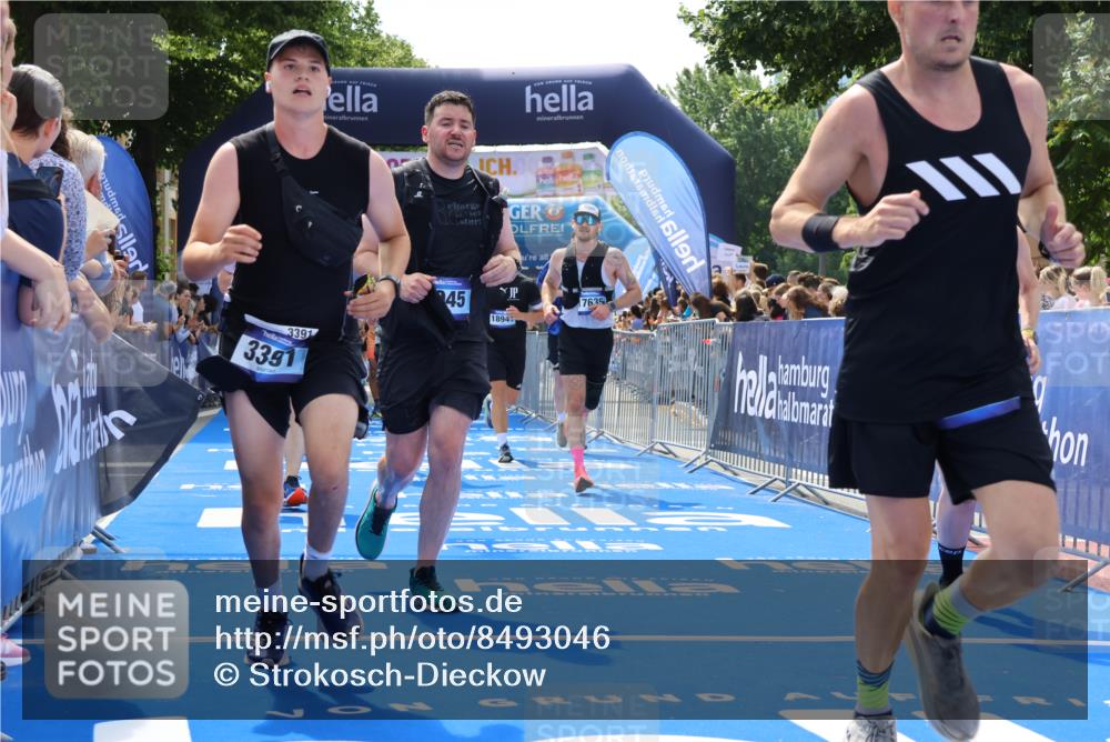 29.06.2025 - hella hamburg halbmarathon Strokosch-Dieckow http://msf.ph/oto/8493046 29.06.2025 11:31:16 Ziel 1534, 2072, 2357, 2672, 2744, 2945, 3391, 4030, 4096, 4162, 5343, 8388, 9295, 9448, 9542, 10248, 12936, 13416, 13464, 17072, 17073, 17591, 17635, 18941 meine-sportfotos.de