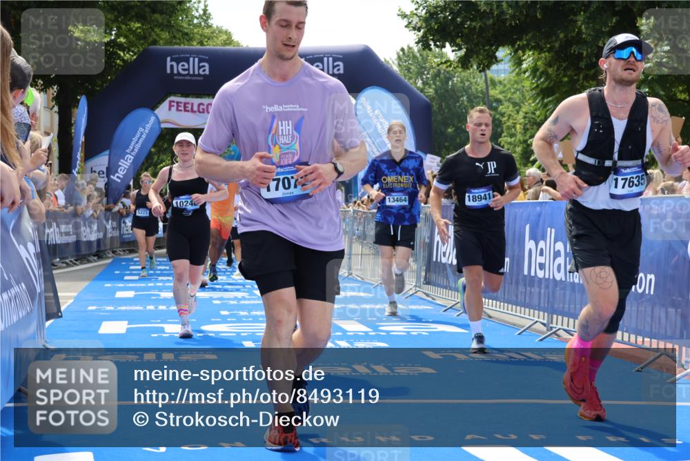 29.06.2025 - hella hamburg halbmarathon Strokosch-Dieckow http://msf.ph/oto/8493119 29.06.2025 11:31:18 Ziel 1534, 2072, 2357, 2672, 2744, 2945, 3391, 4030, 4096, 5223, 5343, 8149, 9295, 9542, 10248, 12136, 13316, 13416, 13464, 17072, 17073, 17317, 17591, 17635, 18941 meine-sportfotos.de