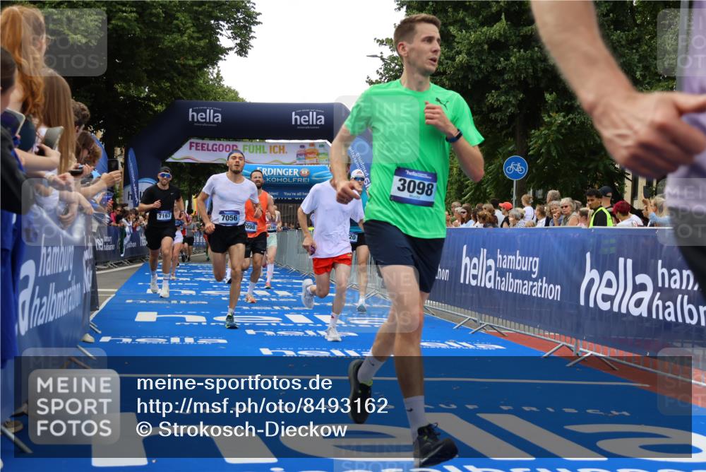 29.06.2025 - hella hamburg halbmarathon Strokosch-Dieckow http://msf.ph/oto/8493162 29.06.2025 10:44:50 Ziel 1424, 1520, 1941, 2098, 2890, 2970, 3004, 3098, 3785, 4270, 4425, 4915, 7056, 7167, 7325, 9030, 9720, 12161, 16834, 17251, 17382, 17406, 18055, 18631, 19207, 19210 meine-sportfotos.de