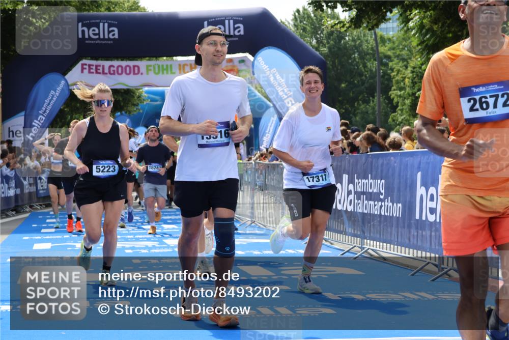 29.06.2025 - hella hamburg halbmarathon Strokosch-Dieckow http://msf.ph/oto/8493202 29.06.2025 11:31:22 Ziel 1237, 1799, 2349, 2672, 2945, 4030, 5223, 6228, 8149, 9295, 9542, 9750, 10248, 10800, 12136, 13316, 13464, 13747, 16143, 17072, 17317, 17635, 17932, 18743, 18941 meine-sportfotos.de