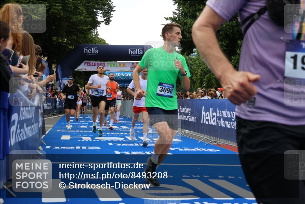 29.06.2025 - hella hamburg halbmarathon Strokosch-Dieckow http://msf.ph/oto/8493208 29.06.2025 10:44:50 Ziel 1424, 1520, 1941, 2098, 2890, 2970, 3004, 3098, 3785, 4270, 4425, 4915, 7056, 7167, 7325, 9030, 9720, 12161, 16834, 17251, 17382, 17406, 18055, 18631, 19207, 19210 meine-sportfotos.de