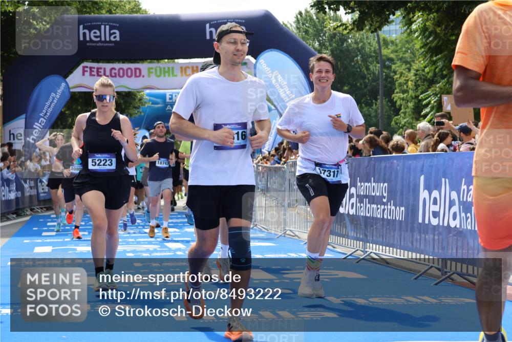 29.06.2025 - hella hamburg halbmarathon Strokosch-Dieckow http://msf.ph/oto/8493222 29.06.2025 11:31:23 Ziel 1237, 1799, 2349, 2672, 2945, 3848, 5223, 6228, 8149, 9542, 9750, 10248, 10800, 12136, 13316, 13464, 13747, 14451, 15044, 16143, 17072, 17317, 17635, 17932, 18743, 18941 meine-sportfotos.de